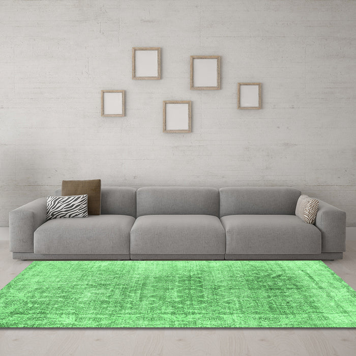 Machine Washable Persian Emerald Green Traditional Area Rugs in a Living Room,, wshtr3568emgrn