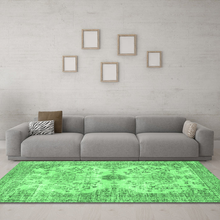 Machine Washable Persian Emerald Green Traditional Area Rugs in a Living Room,, wshtr3570emgrn