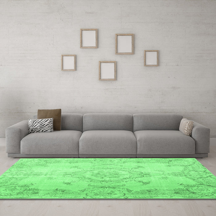 Machine Washable Persian Emerald Green Traditional Area Rugs in a Living Room,, wshtr3571emgrn