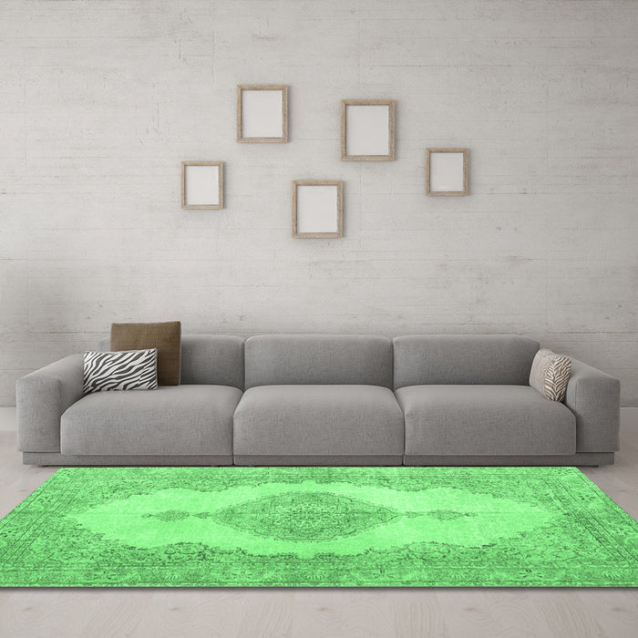 Machine Washable Persian Emerald Green Traditional Area Rugs in a Living Room,, wshtr3589emgrn
