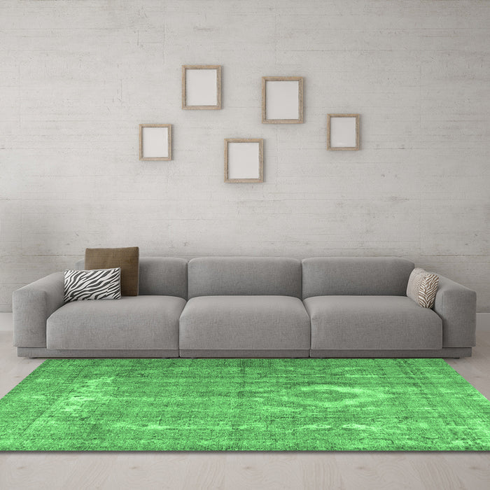 Machine Washable Persian Emerald Green Traditional Area Rugs in a Living Room,, wshtr3593emgrn
