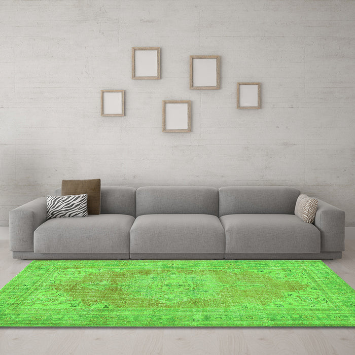Machine Washable Persian Green Traditional Area Rugs in a Living Room,, wshtr3605grn