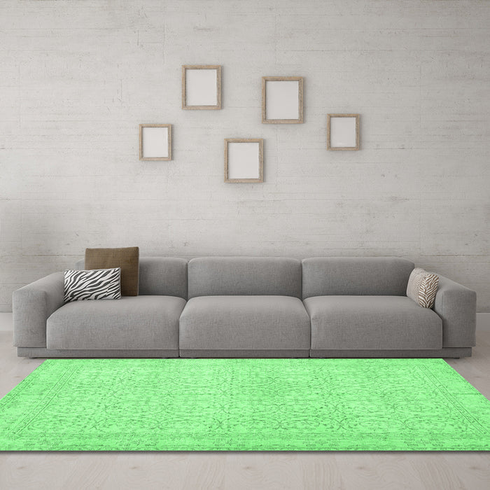 Machine Washable Persian Emerald Green Traditional Area Rugs in a Living Room,, wshtr3636emgrn