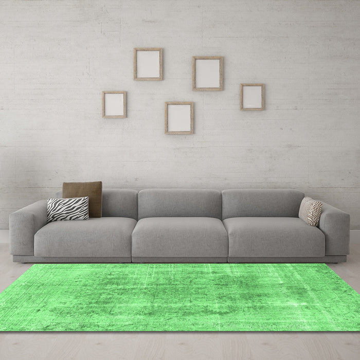 Machine Washable Persian Emerald Green Traditional Area Rugs in a Living Room,, wshtr3667emgrn