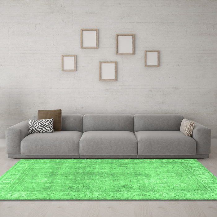 Machine Washable Persian Emerald Green Traditional Area Rugs in a Living Room,, wshtr3705emgrn