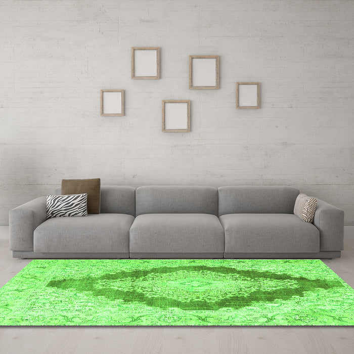 Machine Washable Persian Green Traditional Area Rugs in a Living Room,, wshtr3707grn