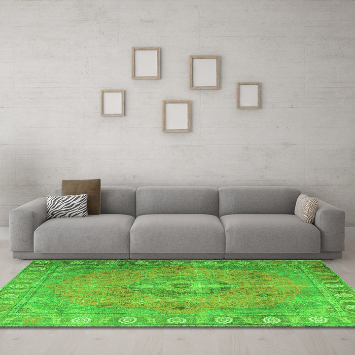 Machine Washable Persian Green Traditional Area Rugs in a Living Room,, wshtr3708grn