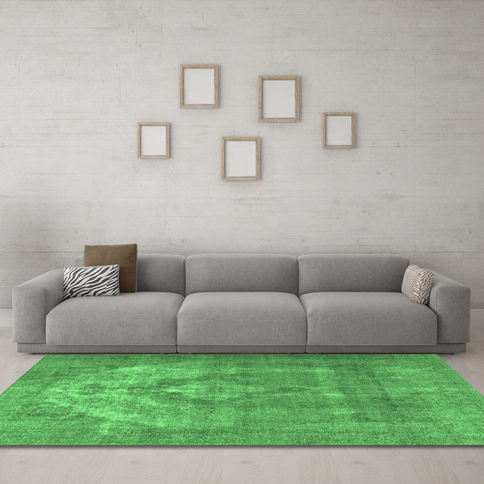 Machine Washable Persian Emerald Green Traditional Area Rugs in a Living Room,, wshtr3709emgrn