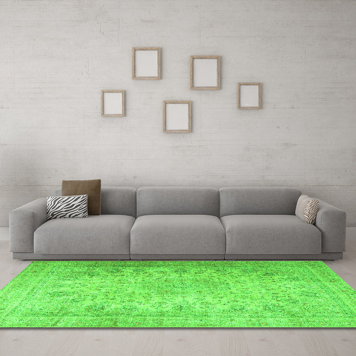 Machine Washable Persian Green Traditional Area Rugs in a Living Room,, wshtr3710grn