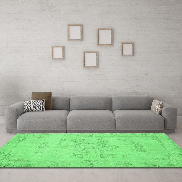 Machine Washable Persian Emerald Green Traditional Area Rugs in a Living Room,, wshtr3713emgrn