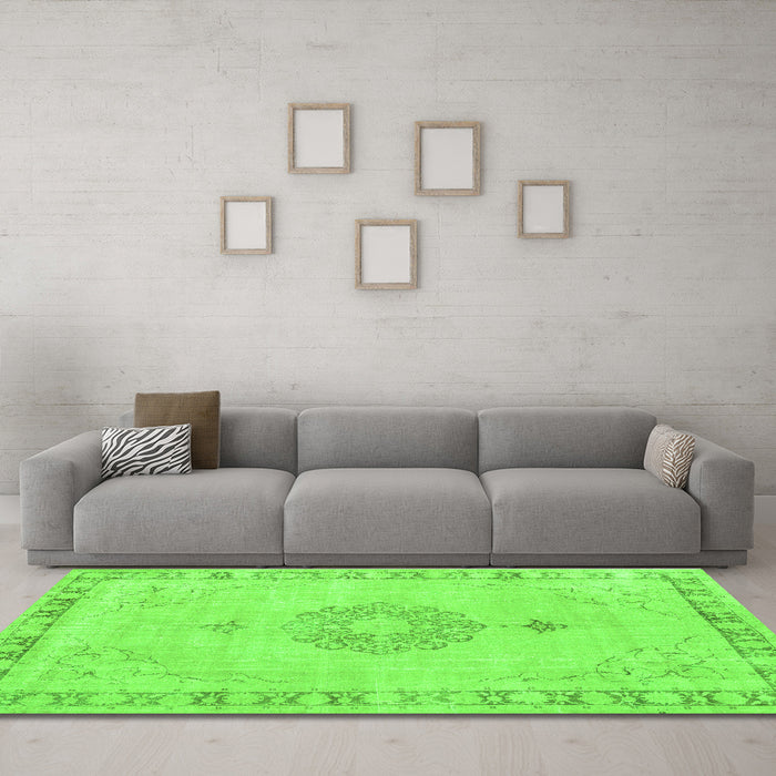 Machine Washable Persian Green Traditional Area Rugs in a Living Room,, wshtr3716grn