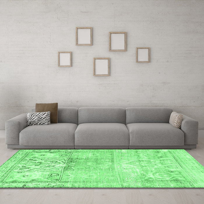 Machine Washable Persian Emerald Green Traditional Area Rugs in a Living Room,, wshtr3725emgrn