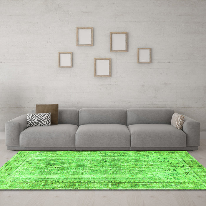 Machine Washable Persian Green Traditional Area Rugs in a Living Room,, wshtr3726grn