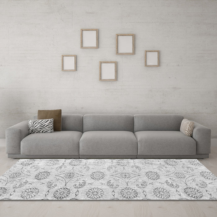 Machine Washable Persian Gray Traditional Rug in a Living Room,, wshtr3728gry