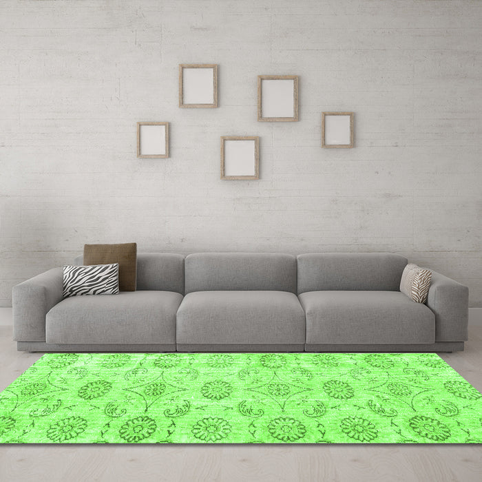 Machine Washable Persian Green Traditional Area Rugs in a Living Room,, wshtr3728grn