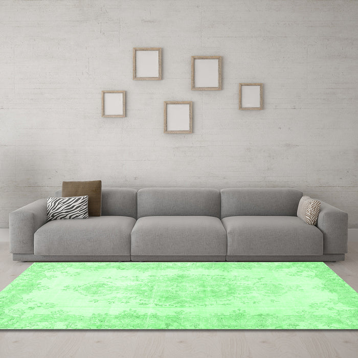 Machine Washable Persian Emerald Green Traditional Area Rugs in a Living Room,, wshtr3729emgrn