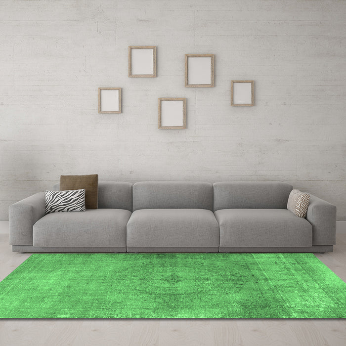 Machine Washable Persian Emerald Green Traditional Area Rugs in a Living Room,, wshtr3731emgrn