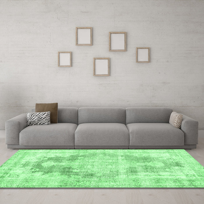 Machine Washable Persian Emerald Green Traditional Area Rugs in a Living Room,, wshtr3739emgrn