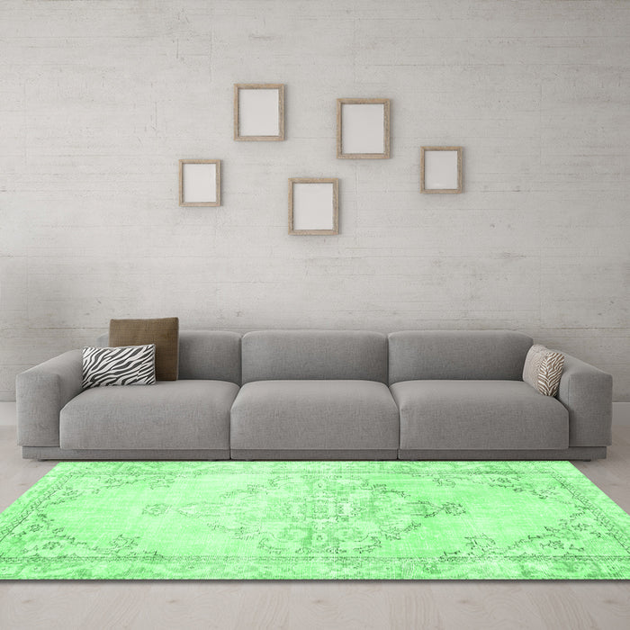 Machine Washable Persian Emerald Green Traditional Area Rugs in a Living Room,, wshtr3740emgrn