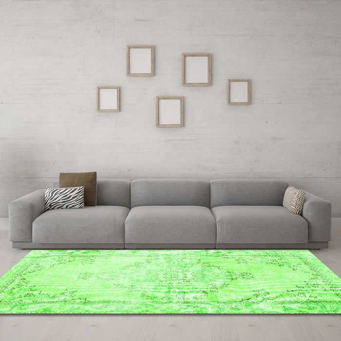 Machine Washable Persian Green Traditional Area Rugs in a Living Room,, wshtr3740grn