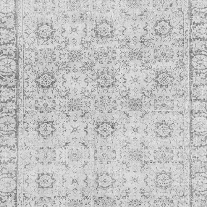 Serging Thickness of Machine Washable Persian Gray Traditional Rug, wshtr3741gry