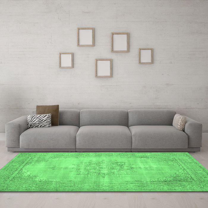 Machine Washable Persian Emerald Green Traditional Area Rugs in a Living Room,, wshtr3768emgrn