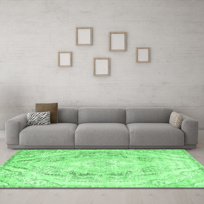 Machine Washable Persian Emerald Green Traditional Area Rugs in a Living Room,, wshtr3770emgrn