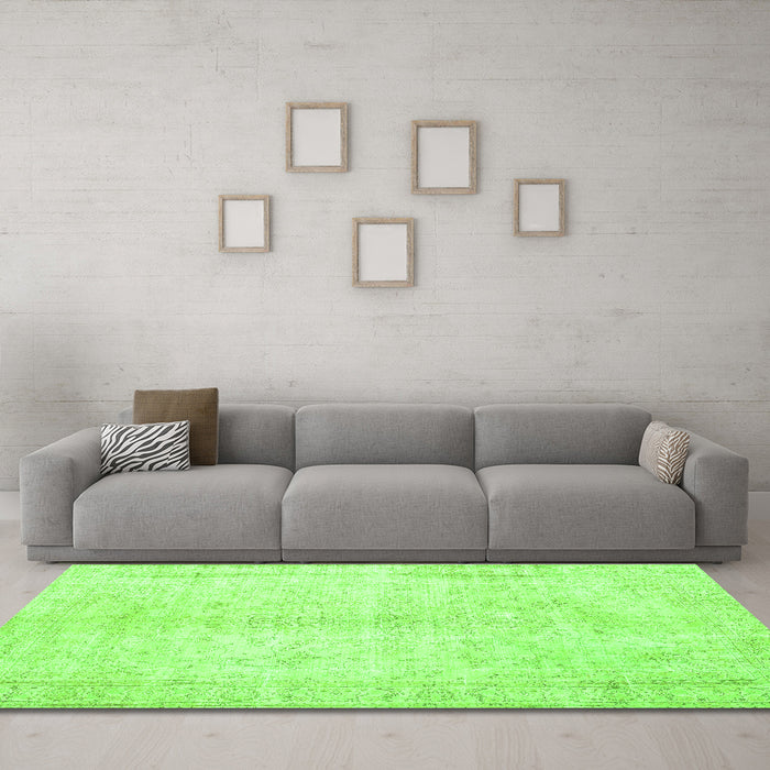 Machine Washable Persian Green Traditional Area Rugs in a Living Room,, wshtr3772grn