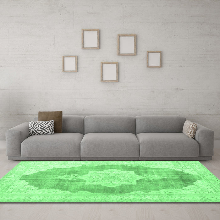 Machine Washable Persian Emerald Green Traditional Area Rugs in a Living Room,, wshtr3775emgrn