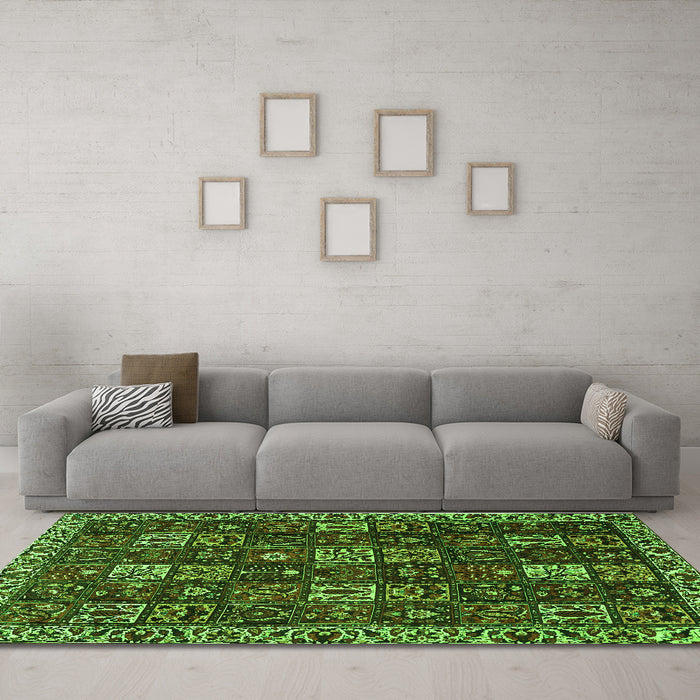 Machine Washable Persian Green Traditional Area Rugs in a Living Room,, wshtr3776grn