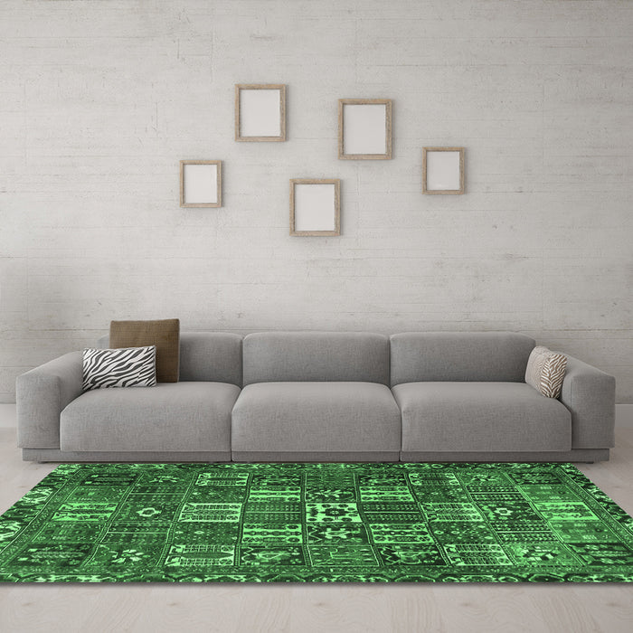 Machine Washable Persian Emerald Green Traditional Area Rugs in a Living Room,, wshtr3803emgrn