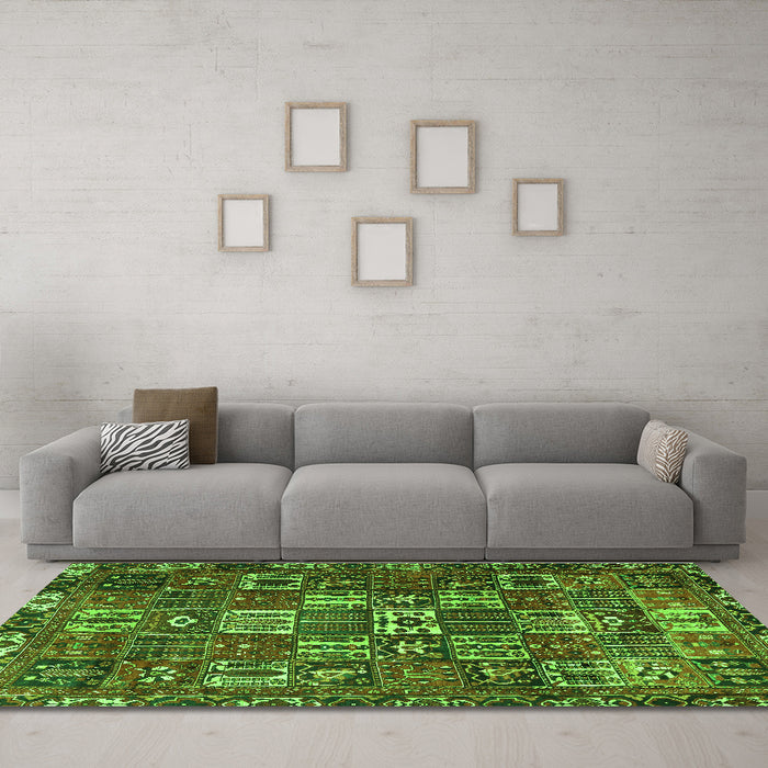 Machine Washable Persian Green Traditional Area Rugs in a Living Room,, wshtr3803grn
