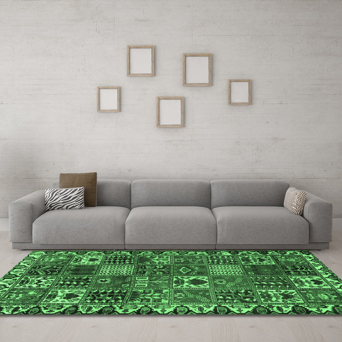 Machine Washable Persian Emerald Green Traditional Area Rugs in a Living Room,, wshtr3807emgrn