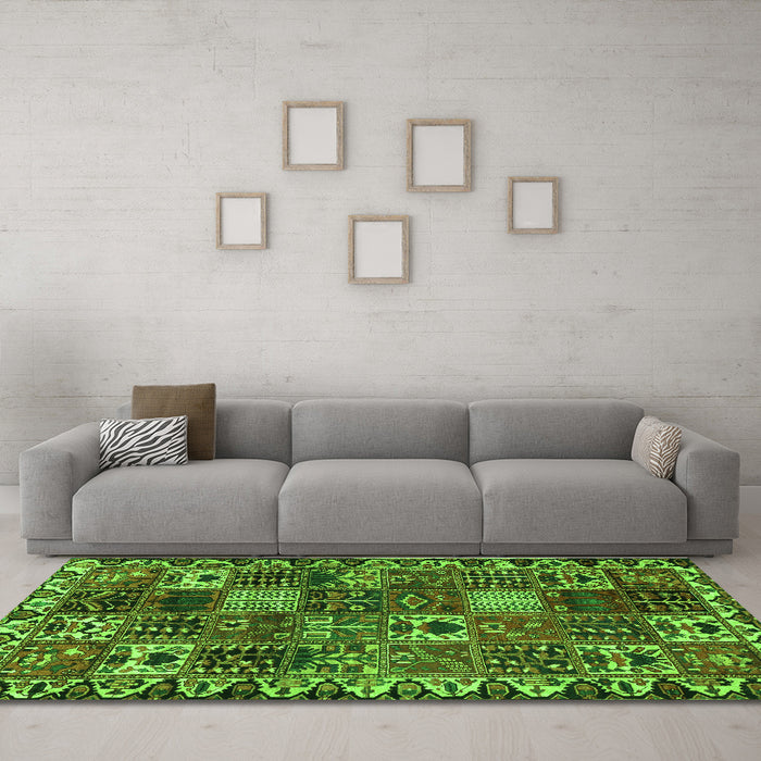 Machine Washable Persian Green Traditional Area Rugs in a Living Room,, wshtr3807grn