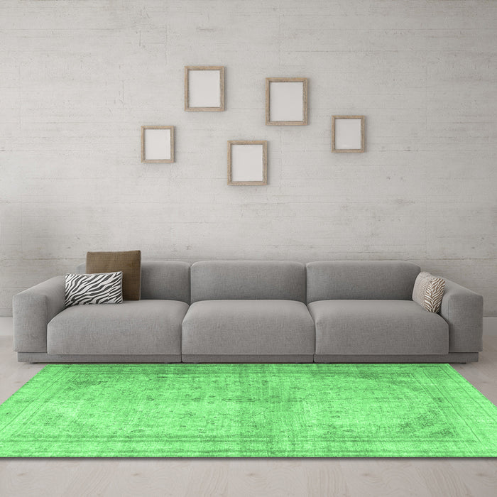 Machine Washable Persian Emerald Green Traditional Area Rugs in a Living Room,, wshtr3810emgrn