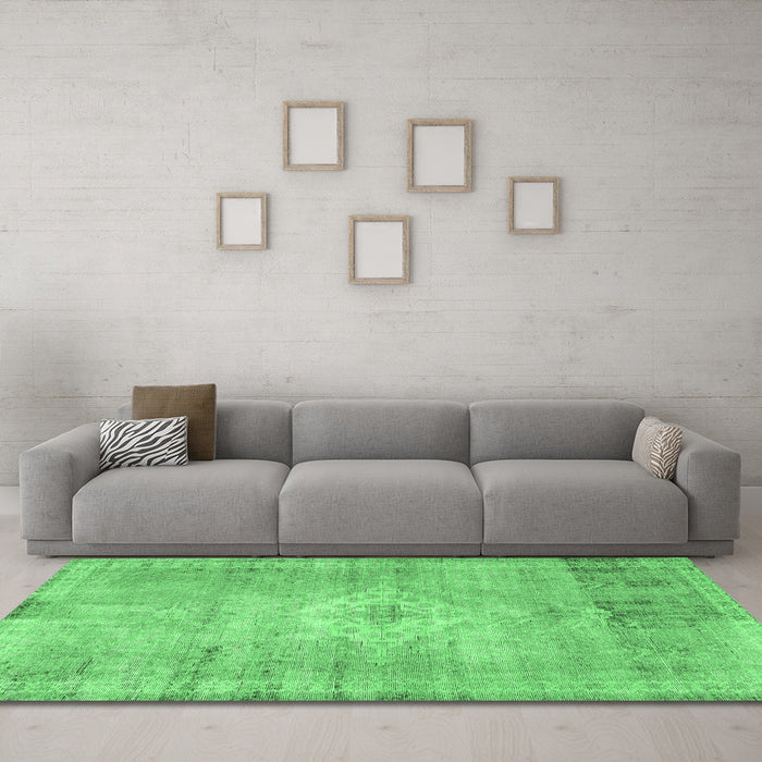 Machine Washable Persian Emerald Green Traditional Area Rugs in a Living Room,, wshtr3811emgrn
