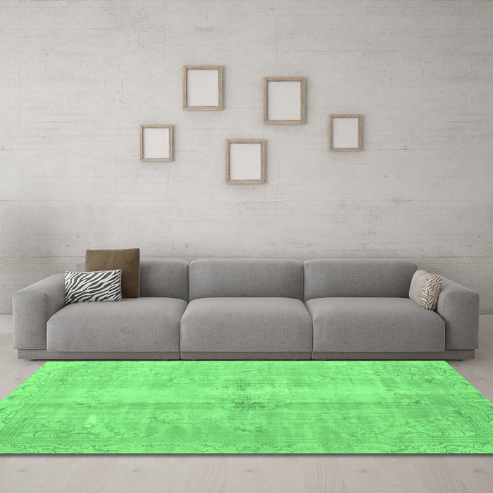 Machine Washable Persian Emerald Green Traditional Area Rugs in a Living Room,, wshtr3829emgrn