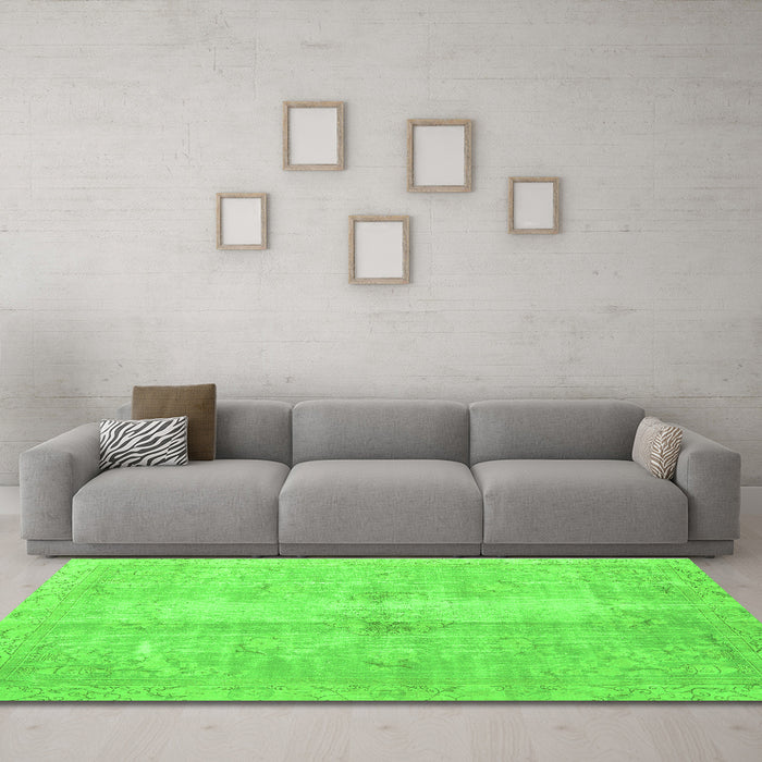 Machine Washable Persian Green Traditional Area Rugs in a Living Room,, wshtr3829grn