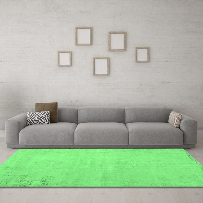 Machine Washable Persian Emerald Green Traditional Area Rugs in a Living Room,, wshtr3831emgrn