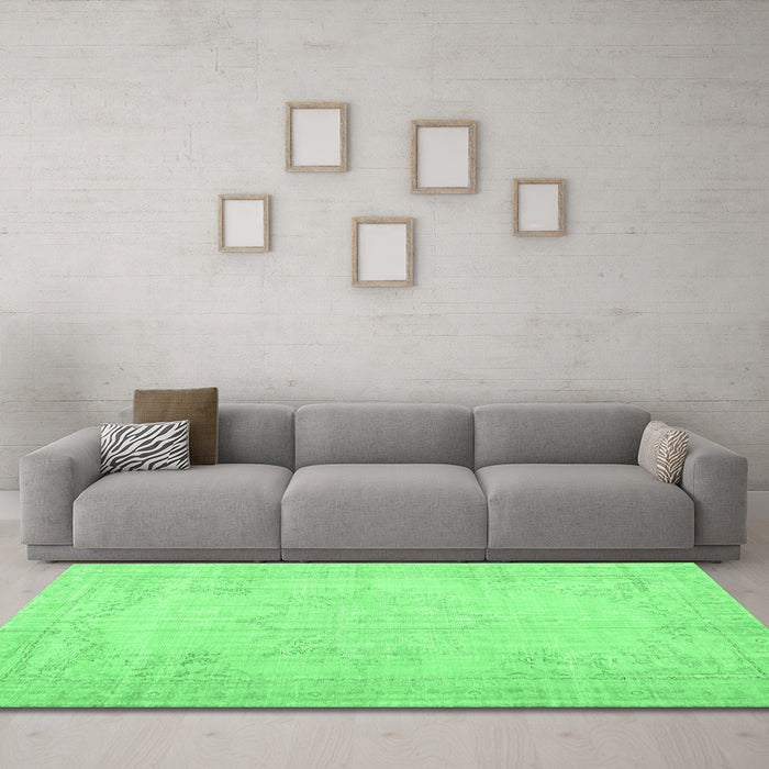 Machine Washable Persian Emerald Green Traditional Area Rugs in a Living Room,, wshtr3847emgrn