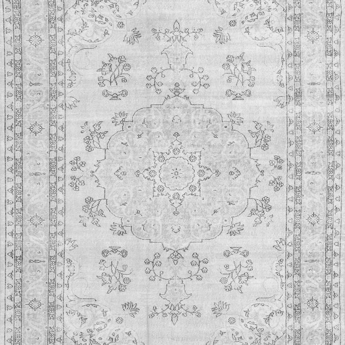 Serging Thickness of Machine Washable Persian Gray Traditional Rug, wshtr3848gry
