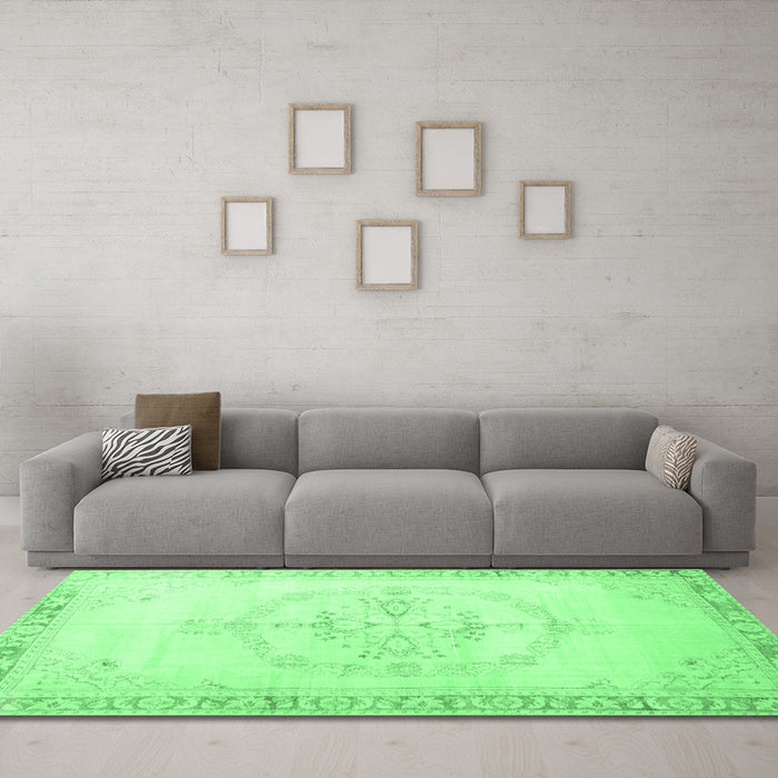 Machine Washable Persian Emerald Green Traditional Area Rugs in a Living Room,, wshtr3856emgrn