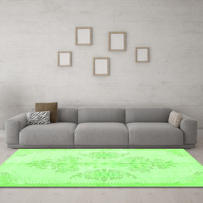 Machine Washable Persian Green Traditional Area Rugs in a Living Room,, wshtr3859grn