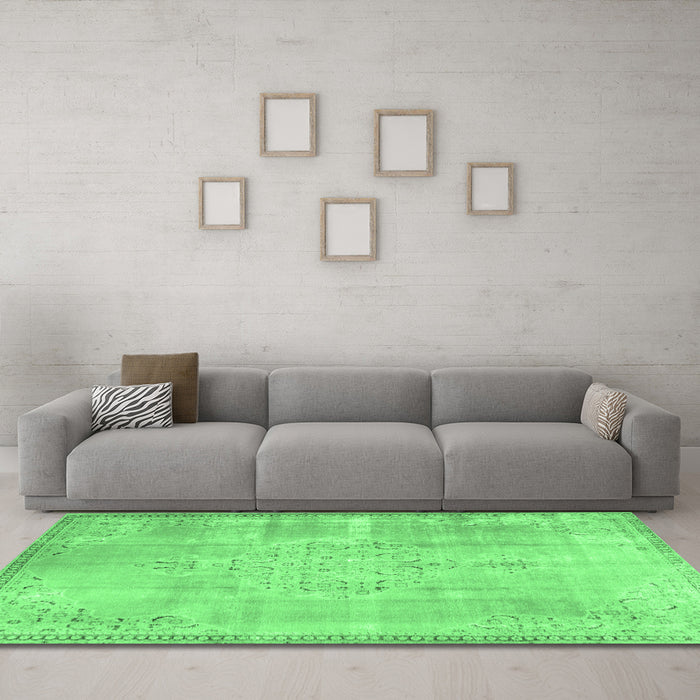 Machine Washable Persian Emerald Green Traditional Area Rugs in a Living Room,, wshtr3869emgrn