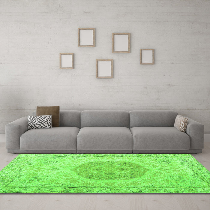 Machine Washable Persian Green Traditional Area Rugs in a Living Room,, wshtr3873grn