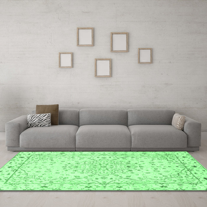 Machine Washable Persian Emerald Green Traditional Area Rugs in a Living Room,, wshtr3875emgrn