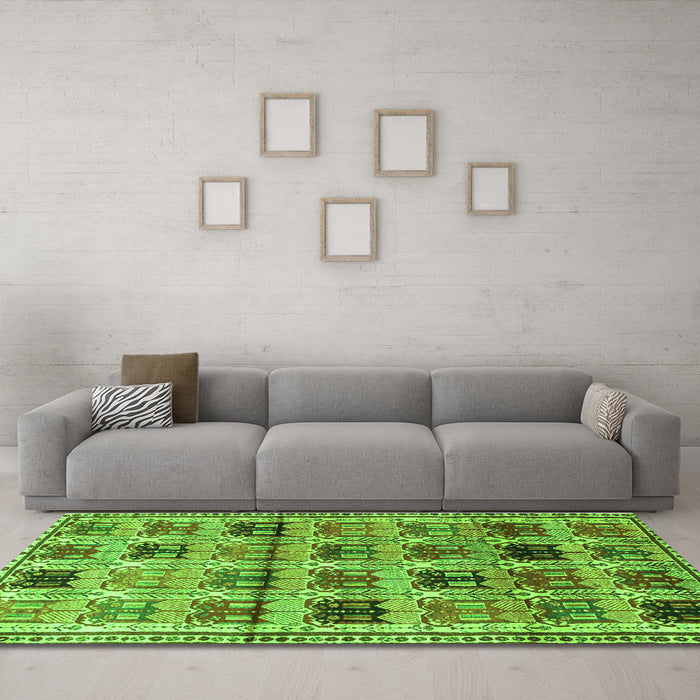 Machine Washable Persian Green Traditional Area Rugs in a Living Room,, wshtr3938grn