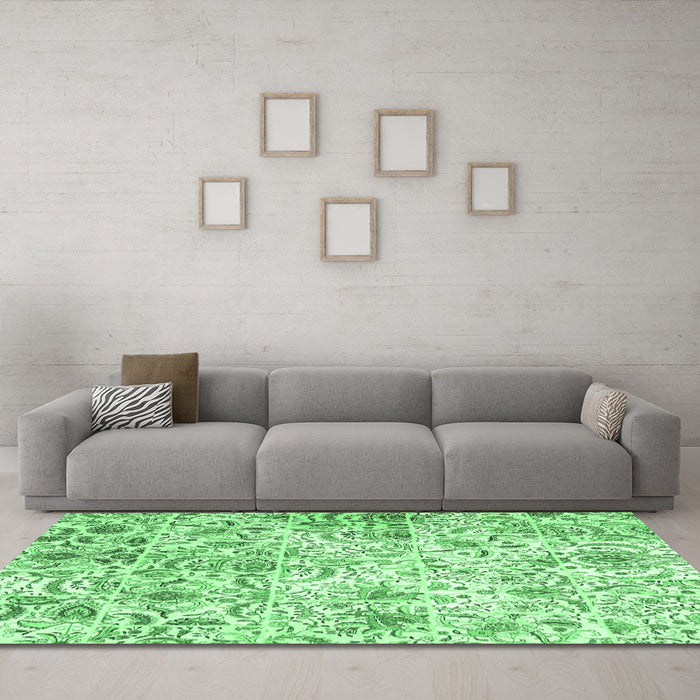 Machine Washable Persian Emerald Green Traditional Area Rugs in a Living Room,, wshtr3940emgrn