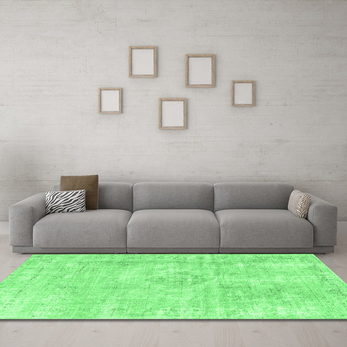 Machine Washable Persian Emerald Green Traditional Area Rugs in a Living Room,, wshtr3941emgrn