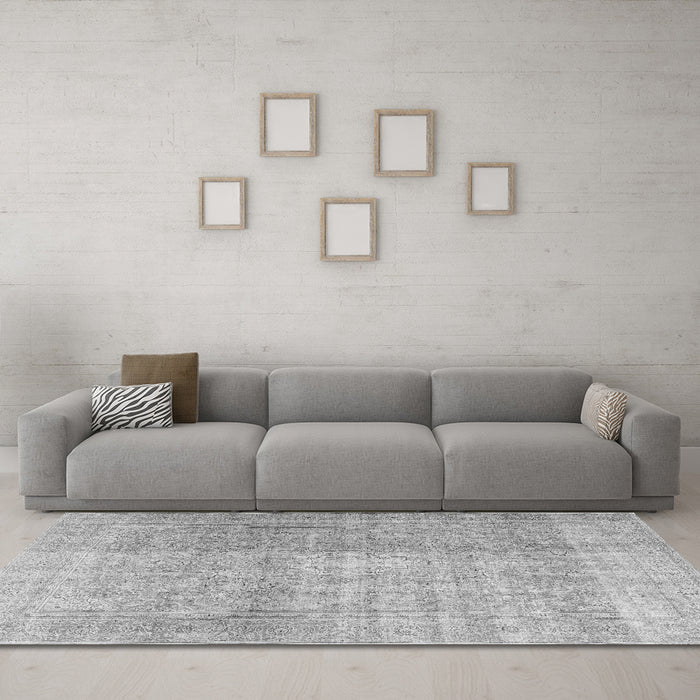 Machine Washable Persian Gray Traditional Rug in a Living Room,, wshtr3972gry